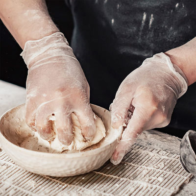 La metà del lattice eliminabile del grado rivestito dell'esame del nitrile della mano di prezzo franco fabbrica ha spolverizzato il guanto blu bianco del vinile della chiara scatola