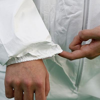 Tute eliminabili 50gsm dell'ospedale non tessuto del polipropilene con il cappuccio e la copertura del piede